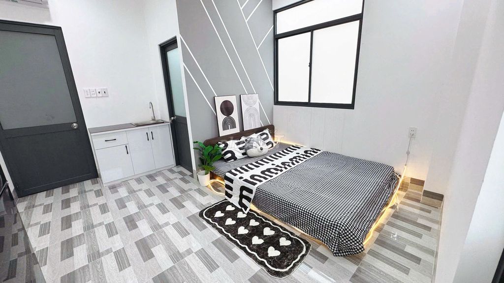 The balcony service apartment is wind-to-air-- new house-- 56 Phạm Văn Đồng, near the airport.