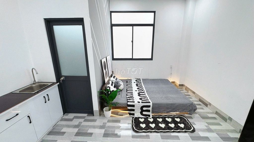 The balcony service apartment is wind-to-air-- new house-- 56 Phạm Văn Đồng, near the airport.