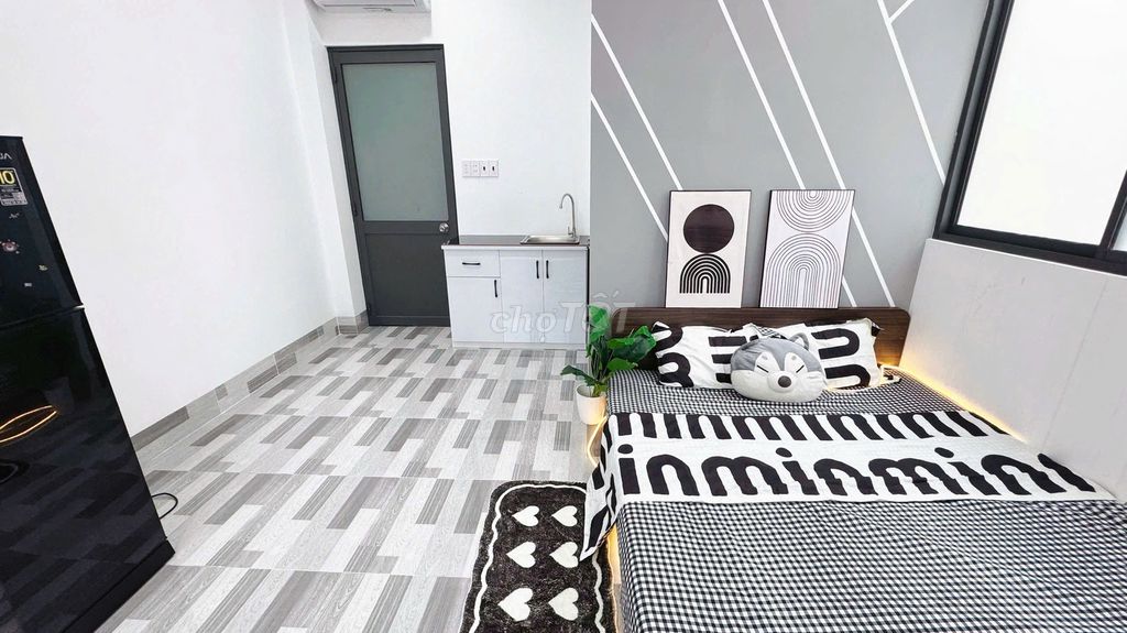 The balcony service apartment is wind-to-air-- new house-- 56 Phạm Văn Đồng, near the airport.