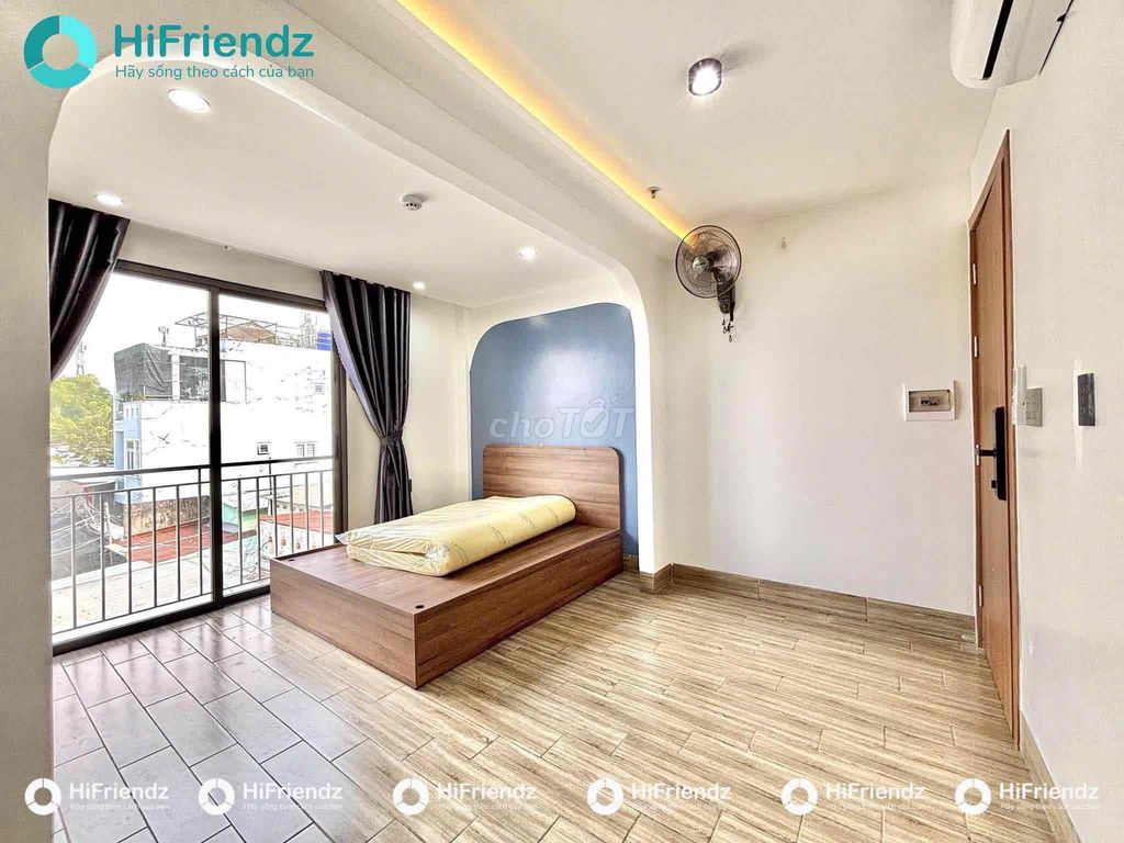 The studio is a full-lit bandicol building right at Huỳnh Văn Nghệ.