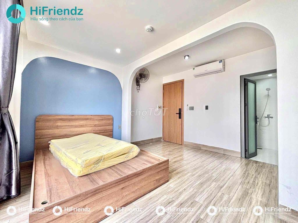 The studio is a full-lit bandicol building right at Huỳnh Văn Nghệ.