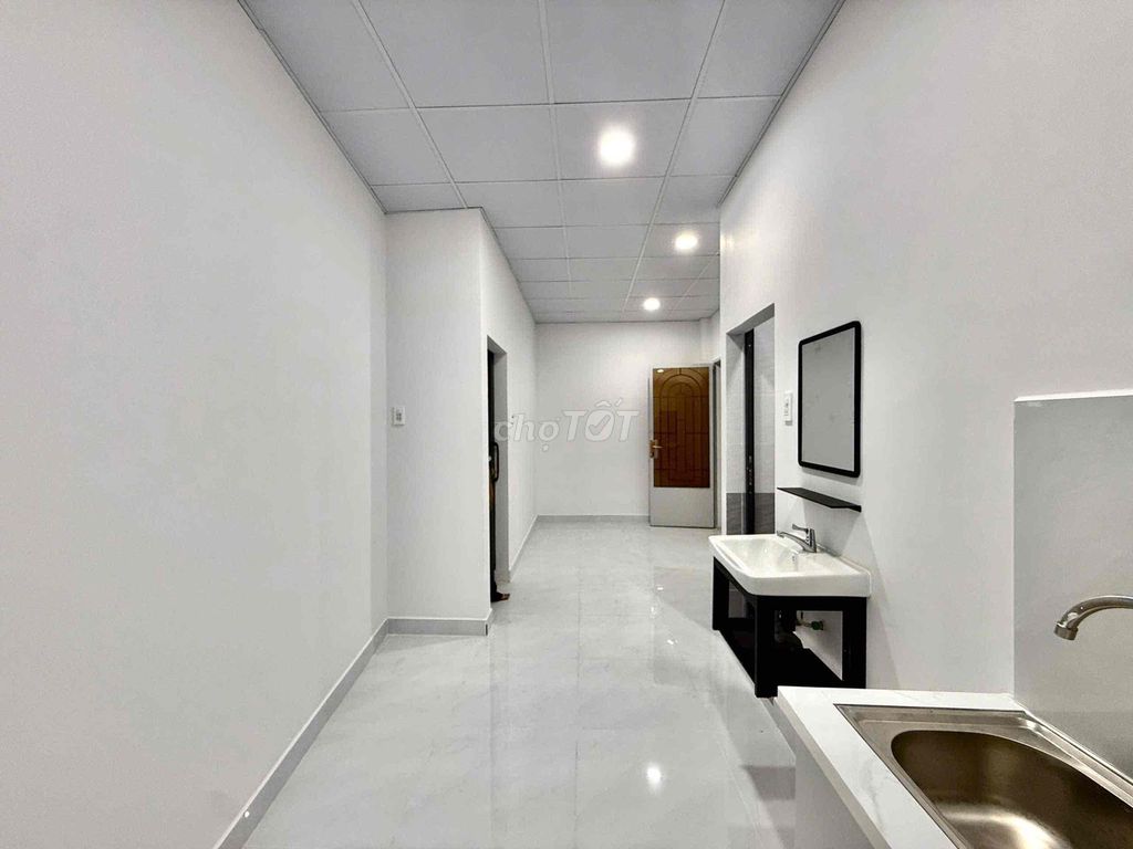 Rent a balcony studio. 45 M2 right here.