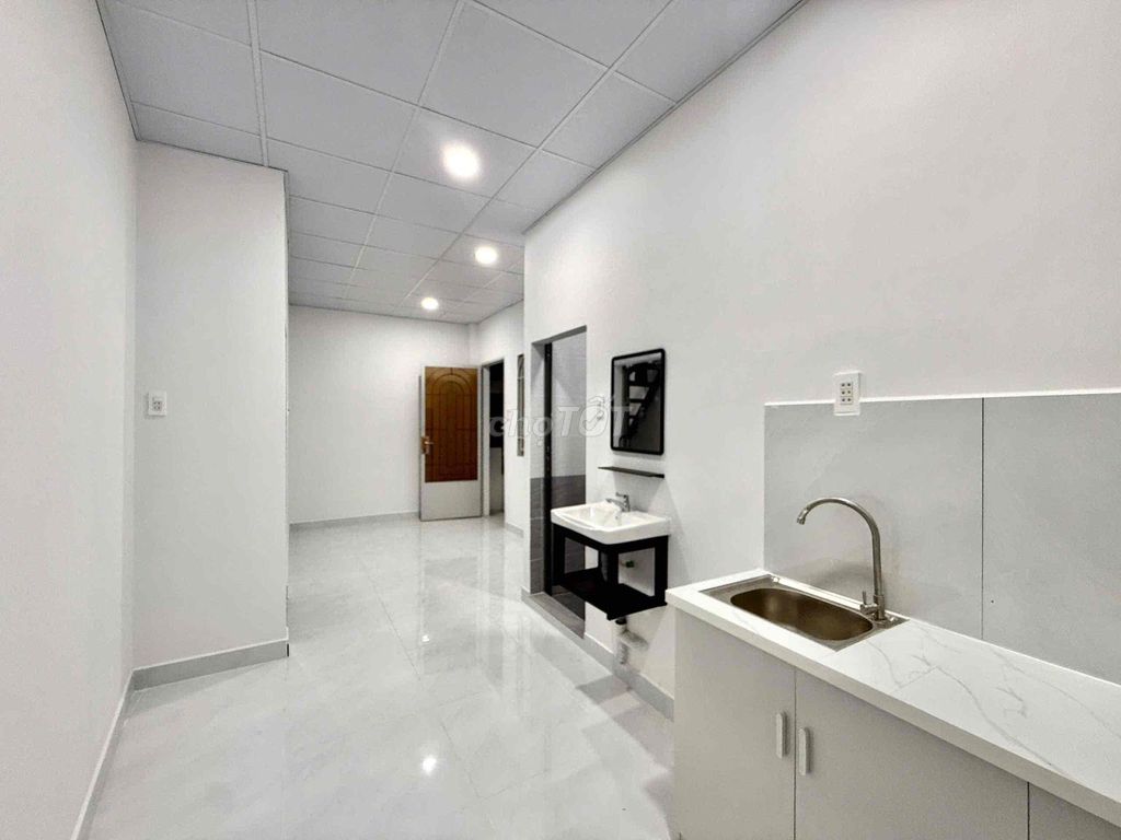 Rent a balcony studio. 45 M2 right here.