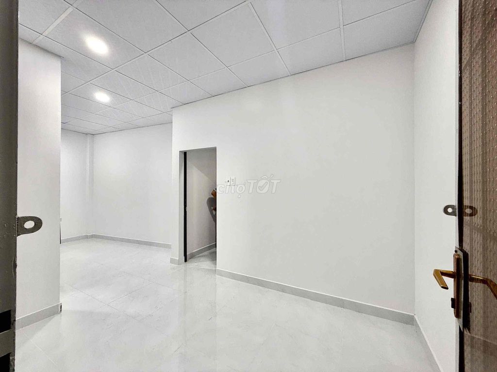 Rent a balcony studio. 45 M2 right here.
