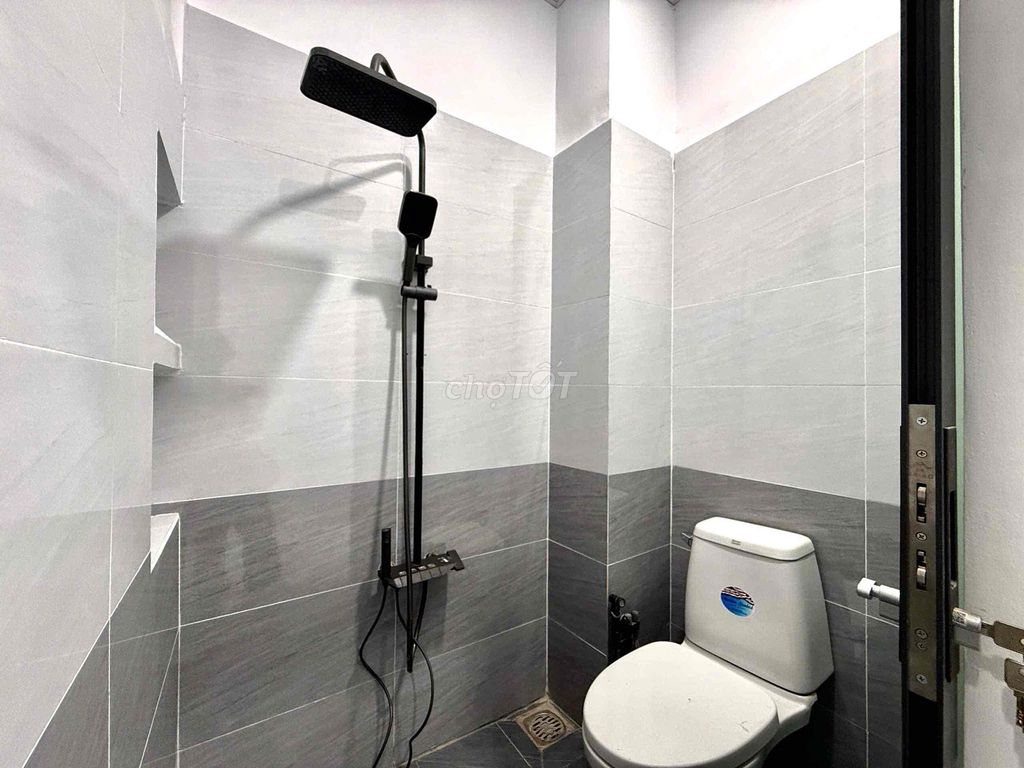 Rent a balcony studio. 45 M2 right here.