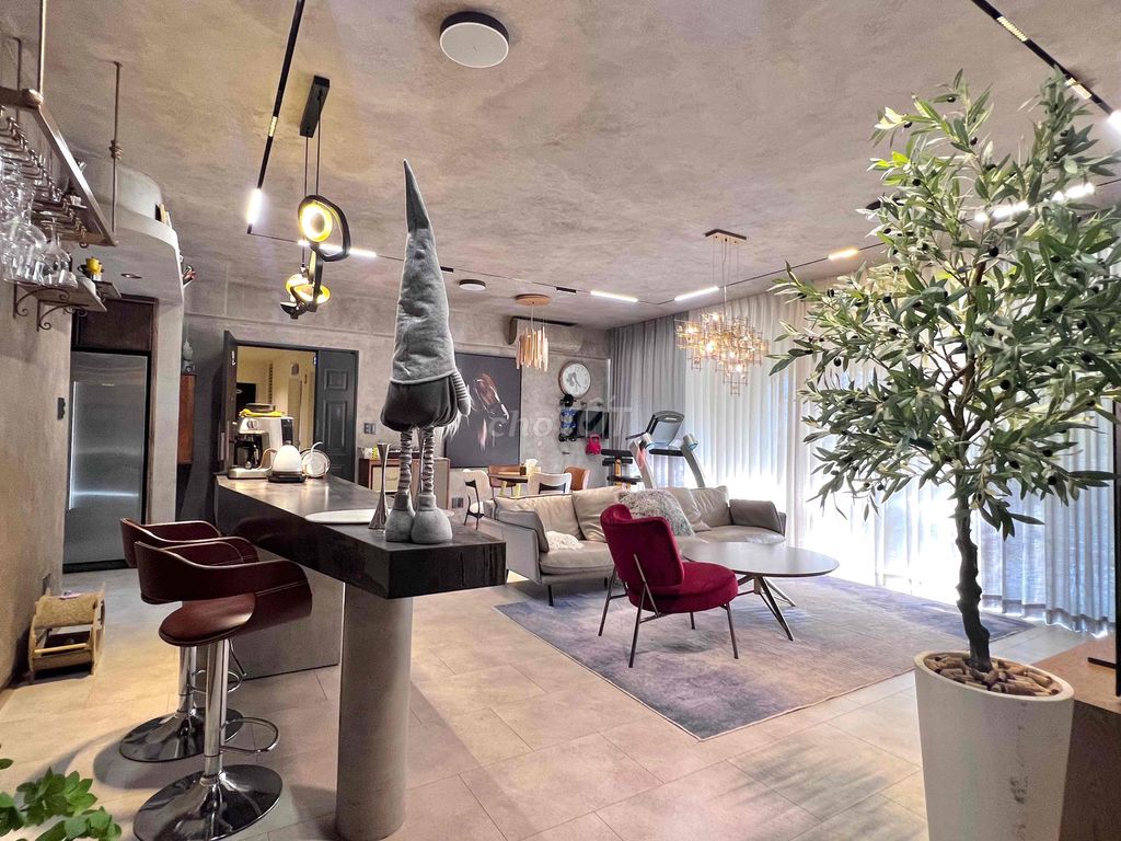 A state-of-the-art apartment, District 7 area 137 M2, two bedrooms, two super-beautiful toilets.
