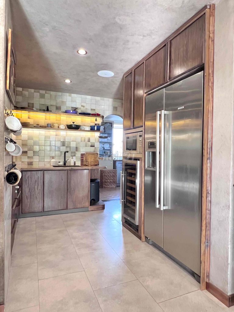 A state-of-the-art apartment, District 7 area 137 M2, two bedrooms, two super-beautiful toilets.