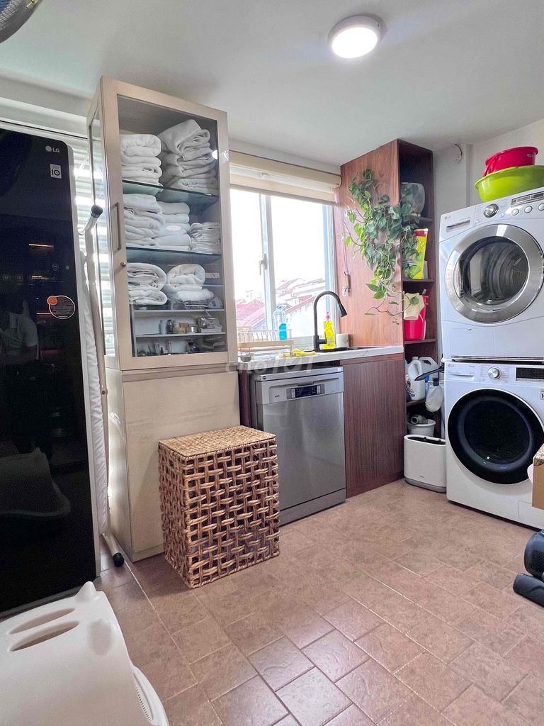 A state-of-the-art apartment, District 7 area 137 M2, two bedrooms, two super-beautiful toilets.