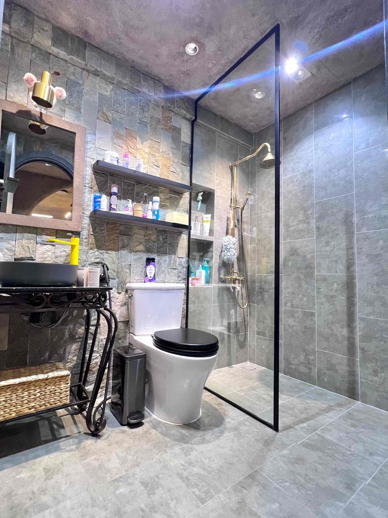 A state-of-the-art apartment, District 7 area 137 M2, two bedrooms, two super-beautiful toilets.
