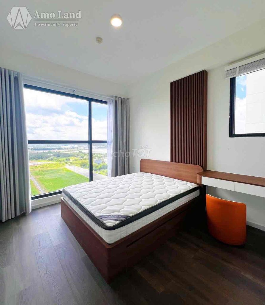 Victoria Village 2 southeast corner bedroom on the top middle-class interior river