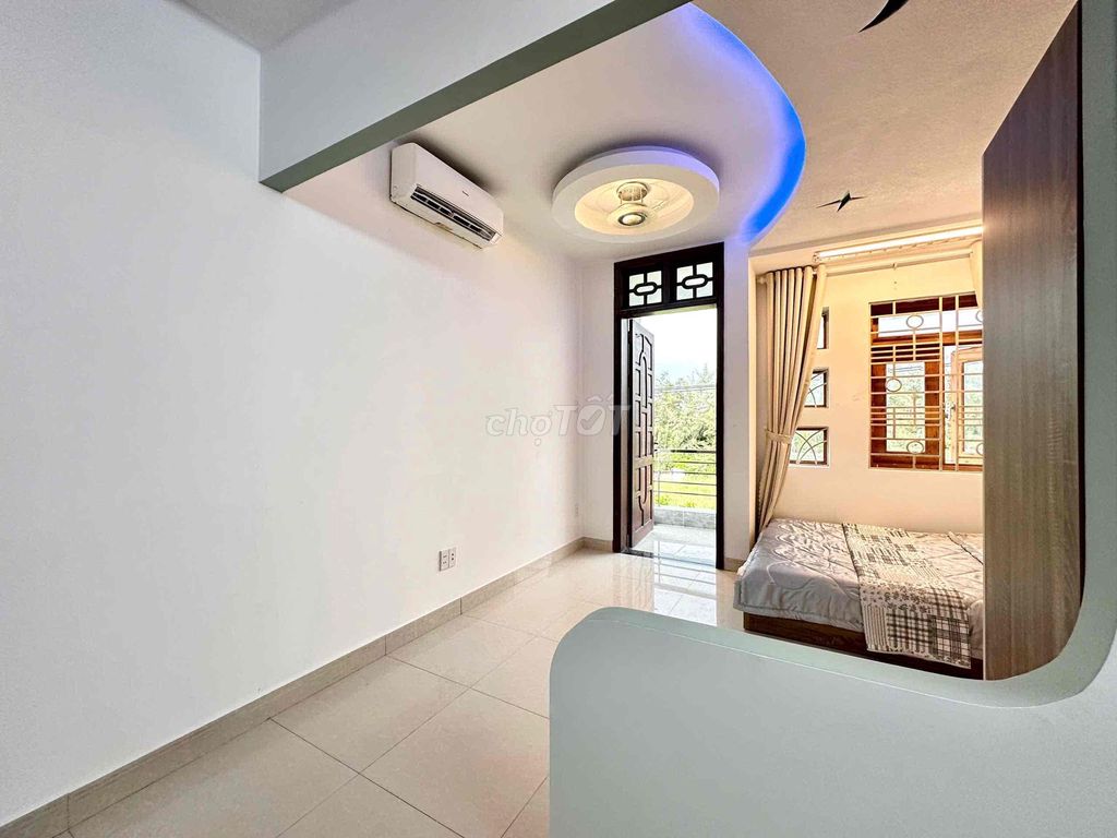 L.A.D.D.'s, full interior, close totte Nguyễn Văn Lượng.