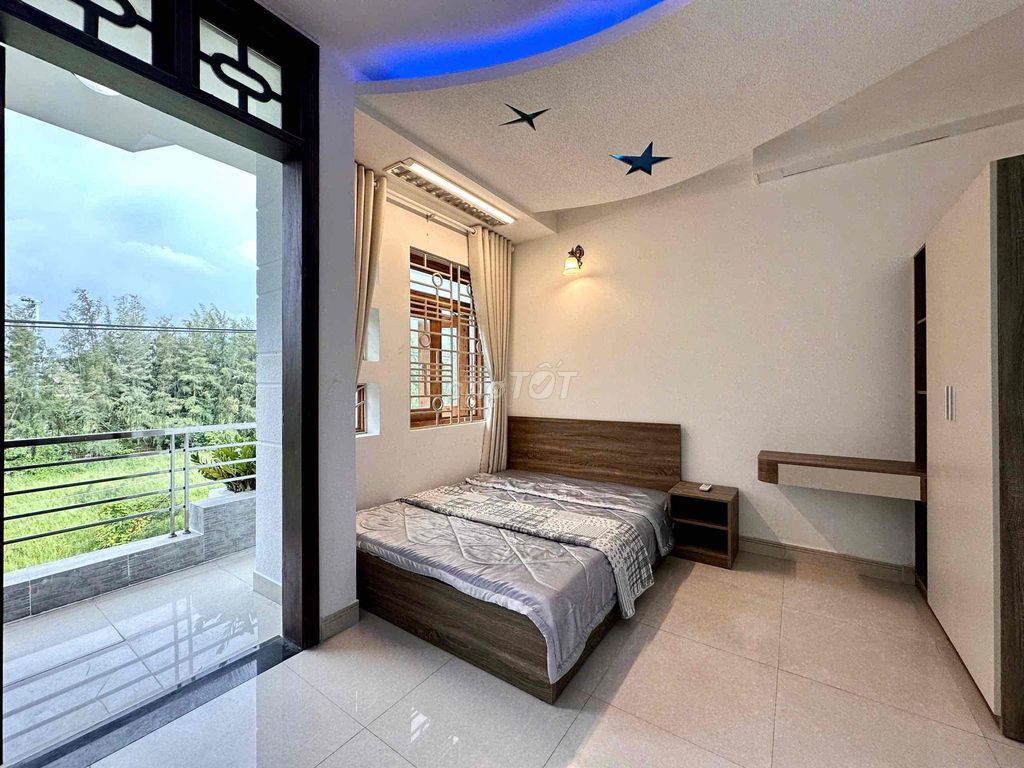 L.A.D.D.'s, full interior, close totte Nguyễn Văn Lượng.