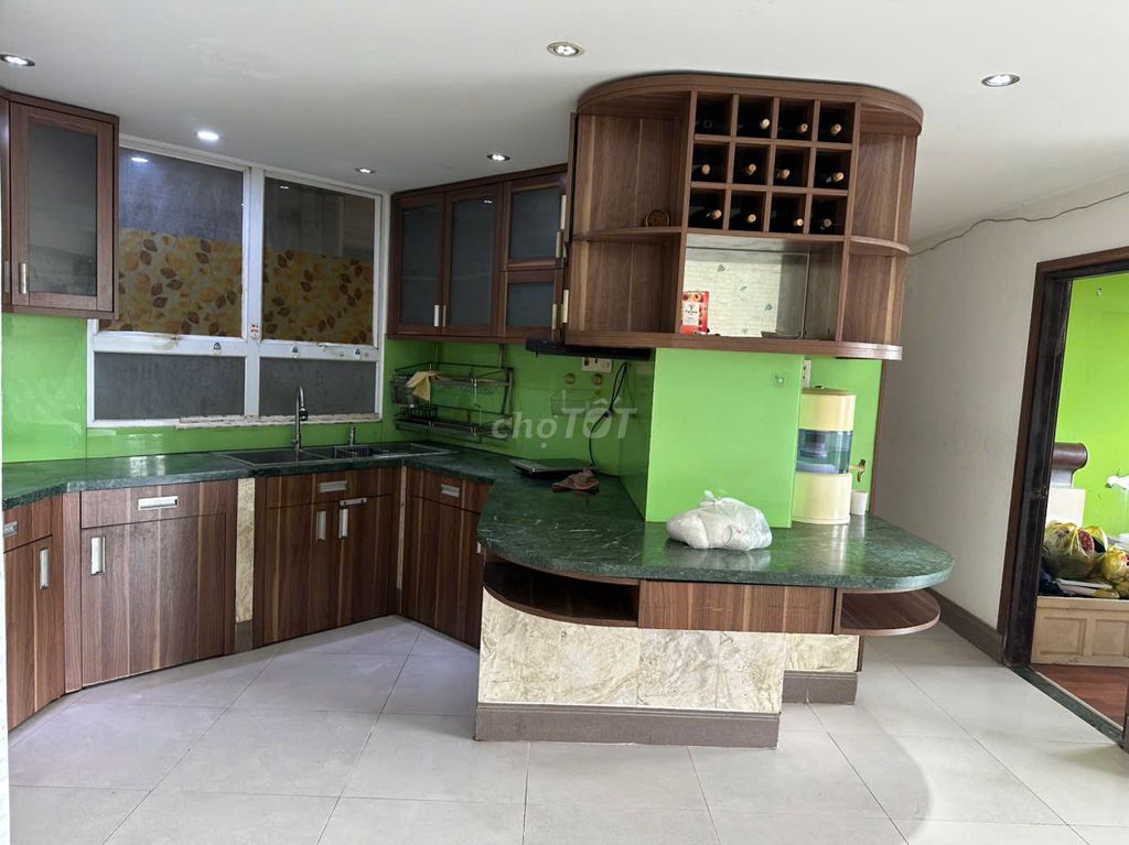 Close it up and rent out the 190-foot apartment, 2 bedrooms, 2 M.I.E., Full interior.