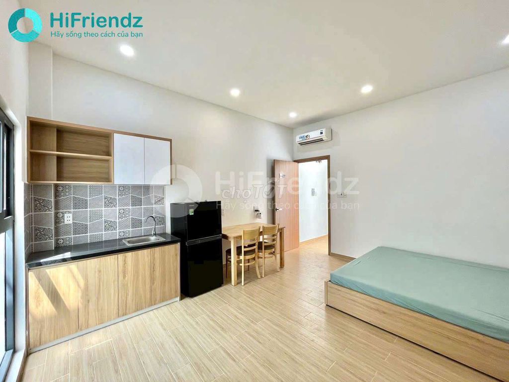 [Cell 2] The clear mini window apartment] Full interior near three lipstick