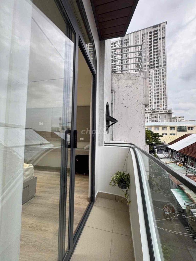 Opening the balcony apartment in Bến Vân Đồn in the 4th District, near the Bridge of District 1.