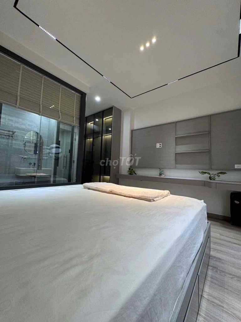 Opening the balcony apartment in Bến Vân Đồn in the 4th District, near the Bridge of District 1.