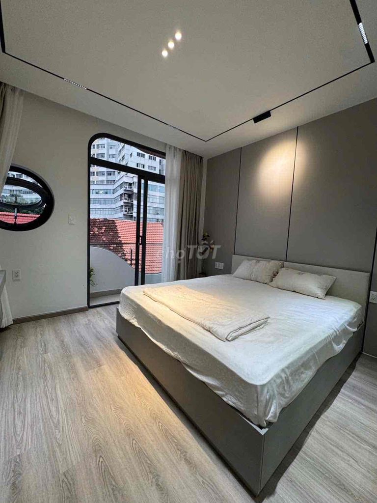 Opening the balcony apartment in Bến Vân Đồn in the 4th District, near the Bridge of District 1.
