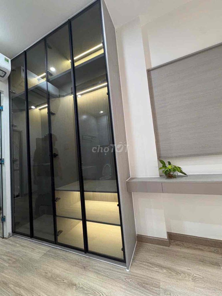 Opening the balcony apartment in Bến Vân Đồn in the 4th District, near the Bridge of District 1.