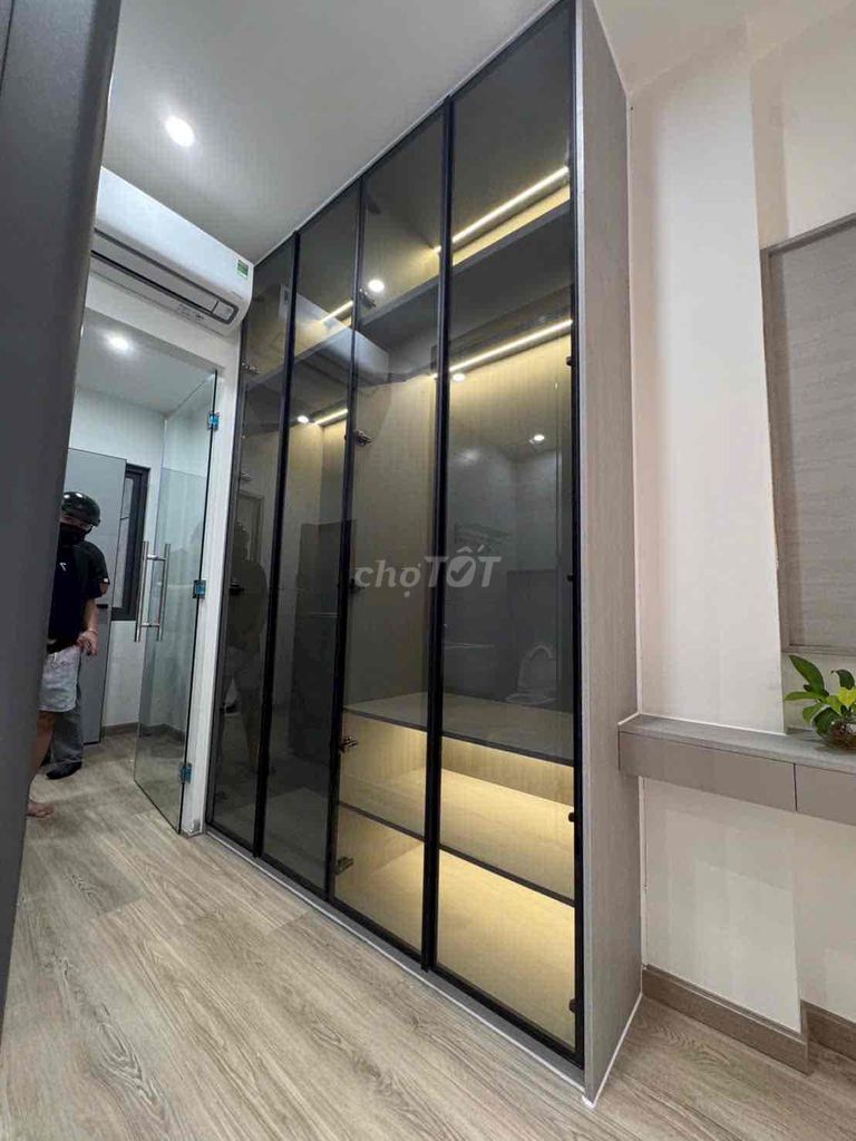 Opening the balcony apartment in Bến Vân Đồn in the 4th District, near the Bridge of District 1.