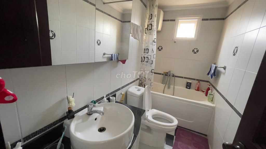 Three bedrooms for cheap rent.
