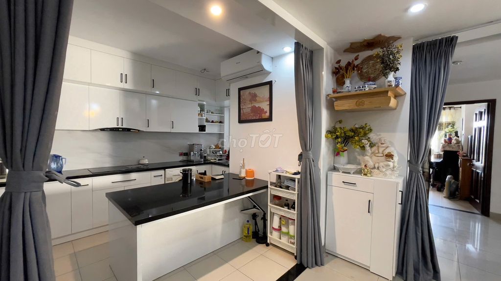 Three bedrooms for cheap rent.