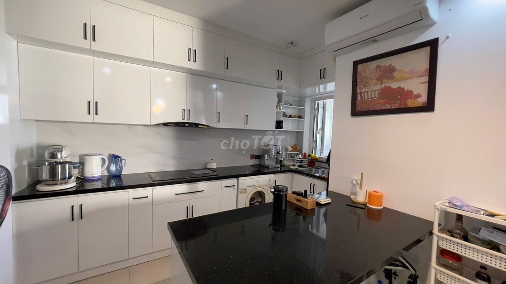 Three bedrooms for cheap rent.