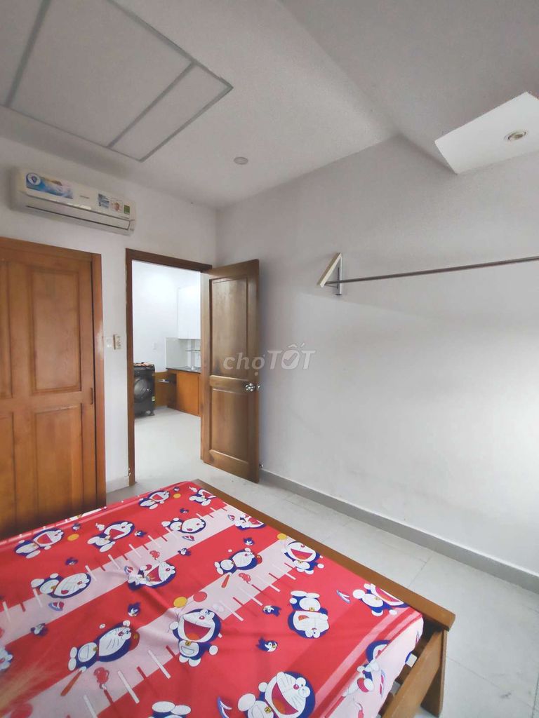 Room service. One bedroom. A full bedroom.