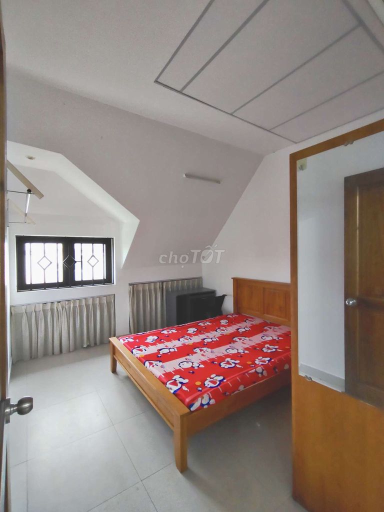 Room service. One bedroom. A full bedroom.