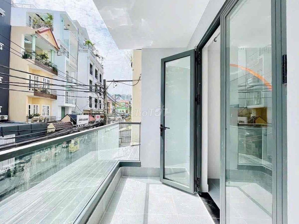 Rent the District of 7 Royal Parks near District 1, 4th, 8th.