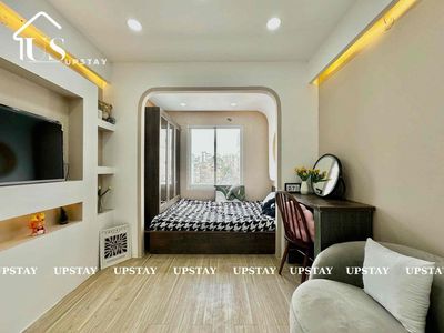 A new wall bedroom, which is beyond the almonds of the windows,