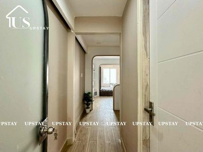 A new wall bedroom, which is beyond the almonds of the windows,