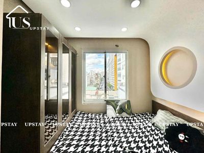 A new wall bedroom, which is beyond the almonds of the windows,