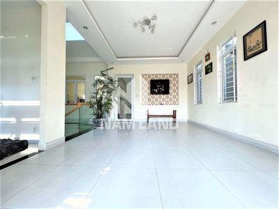 The villa next to the ceiling of the 9 M does... 30 million.