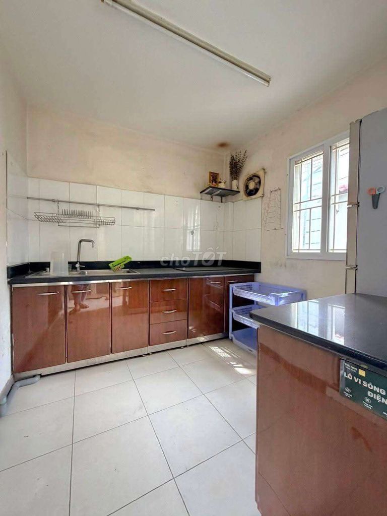 No, no, no, no, no. The corner of three bedrooms at Lê Văn Sỹ Bridge-- that's 10.5 million a month!