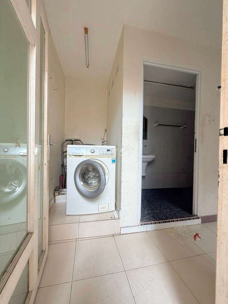 No, no, no, no, no. The corner of three bedrooms at Lê Văn Sỹ Bridge-- that's 10.5 million a month!