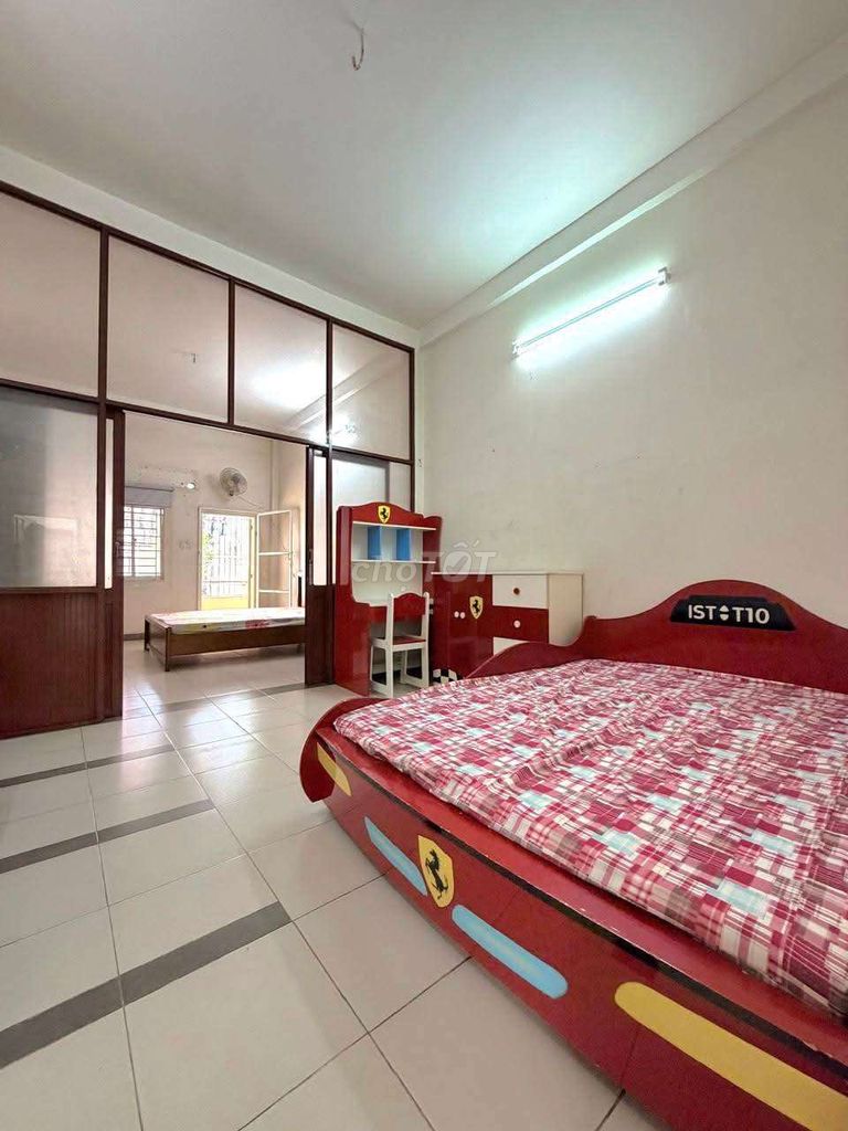 No, no, no, no, no. The corner of three bedrooms at Lê Văn Sỹ Bridge-- that's 10.5 million a month!