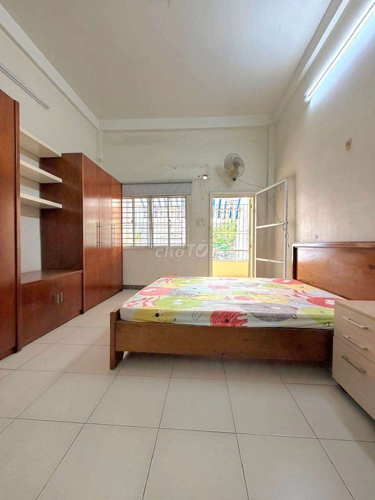 No, no, no, no, no. The corner of three bedrooms at Lê Văn Sỹ Bridge-- that's 10.5 million a month!