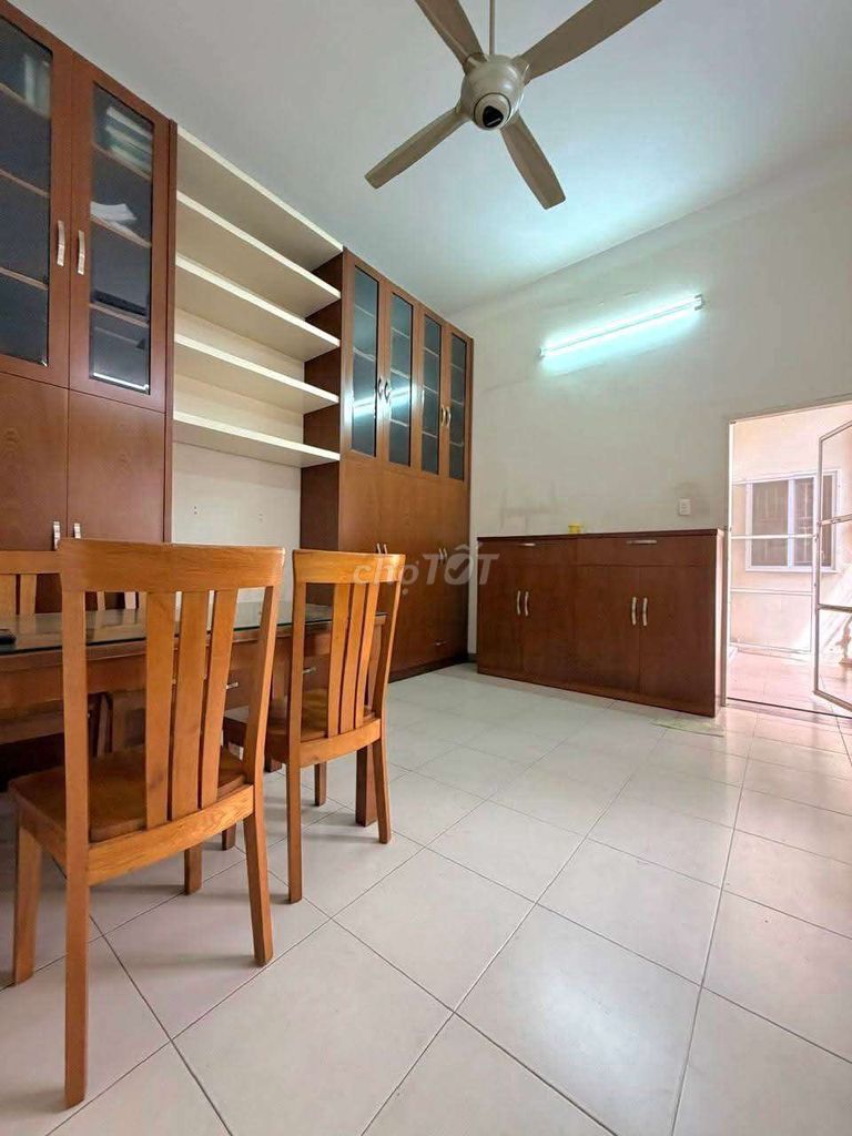 No, no, no, no, no. The corner of three bedrooms at Lê Văn Sỹ Bridge-- that's 10.5 million a month!