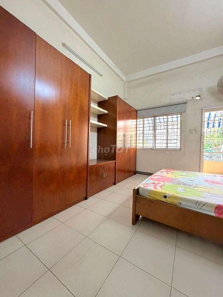 No, no, no, no, no. The corner of three bedrooms at Lê Văn Sỹ Bridge-- that's 10.5 million a month!