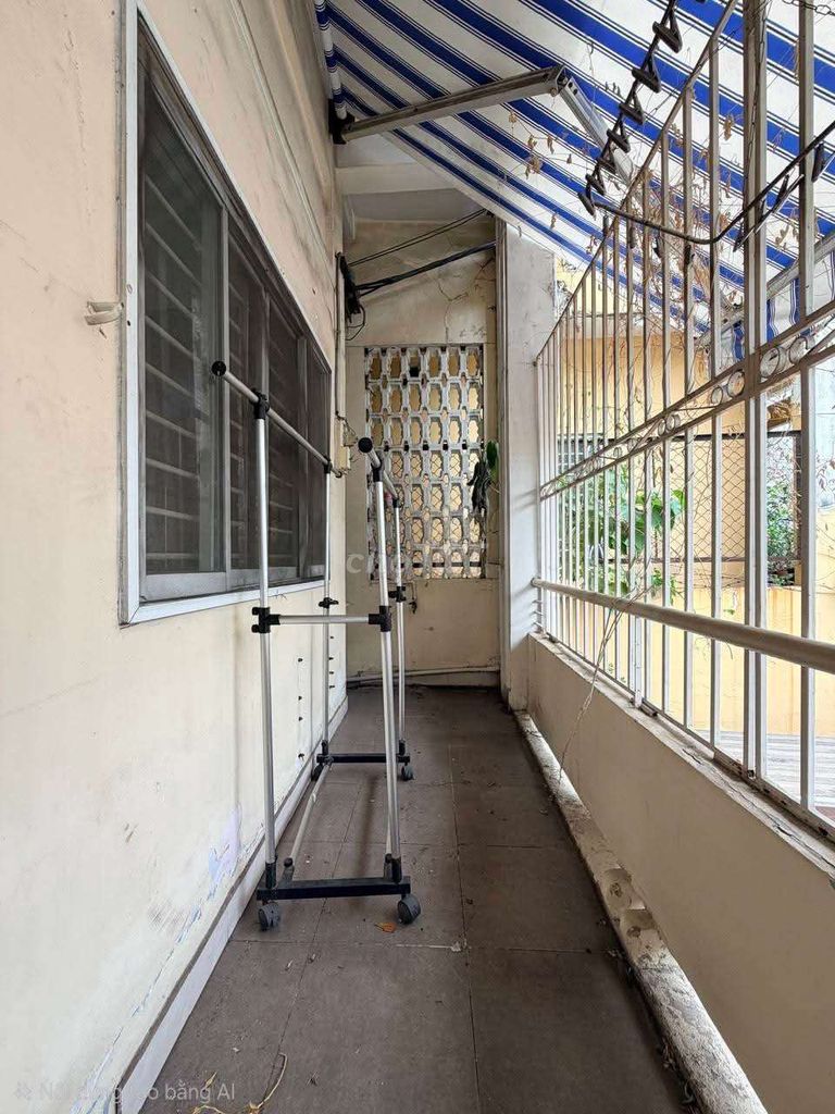 No, no, no, no, no. The corner of three bedrooms at Lê Văn Sỹ Bridge-- that's 10.5 million a month!