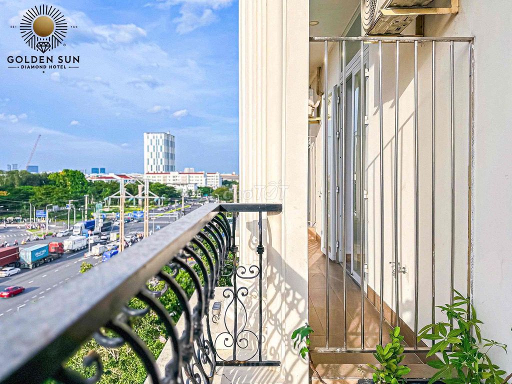 The Nguyễn Văn Linh Curve, near the university, it's all there.