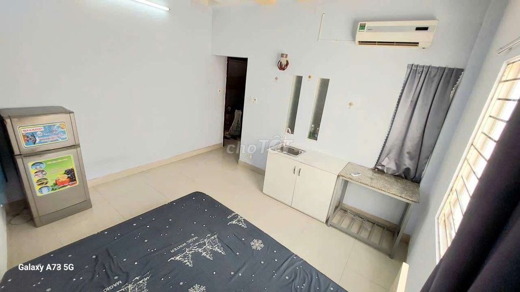 Rent the big window studio in District 8
