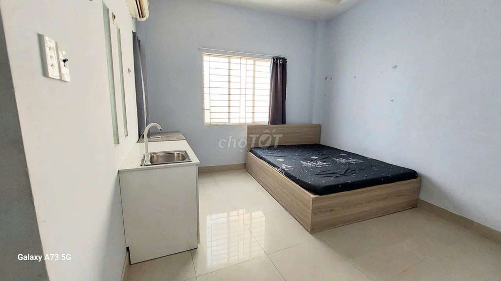Rent the big window studio in District 8