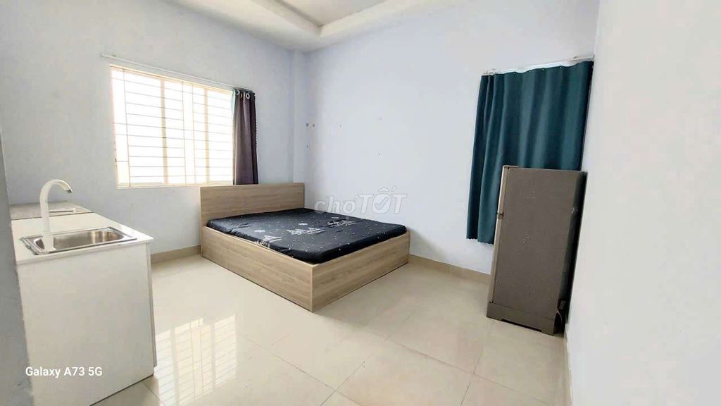 Rent the big window studio in District 8