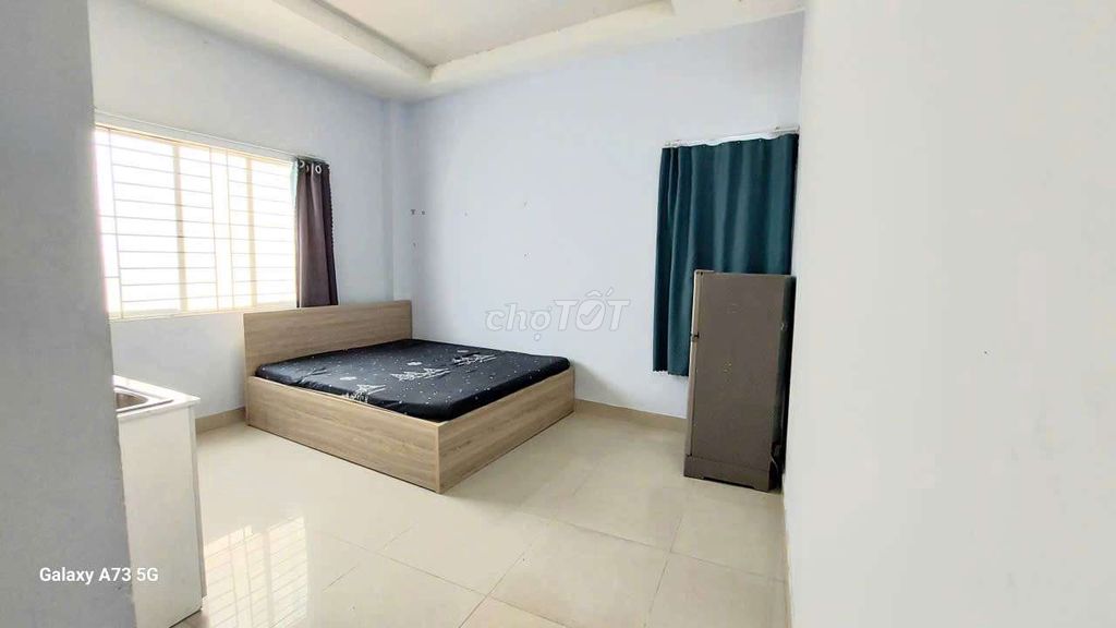 Rent the big window studio in District 8