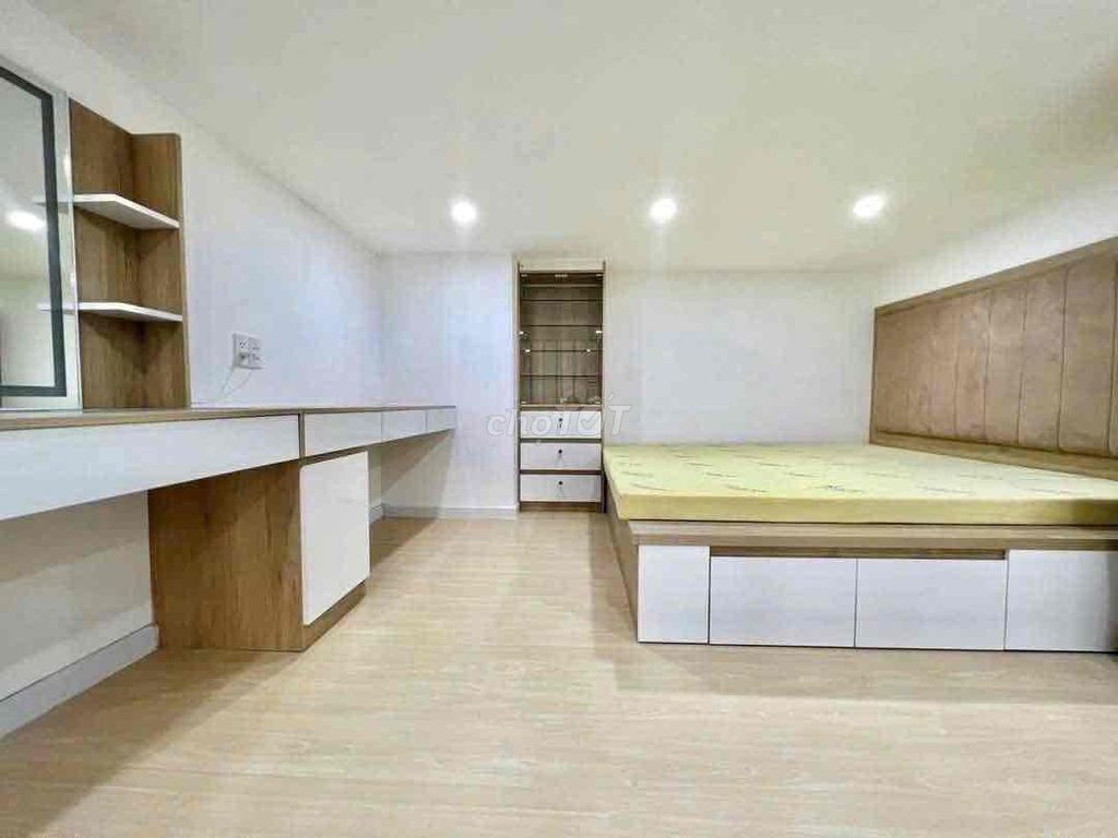 The apartment is full of senior furniture right here in Đỗ Xuân Hợp