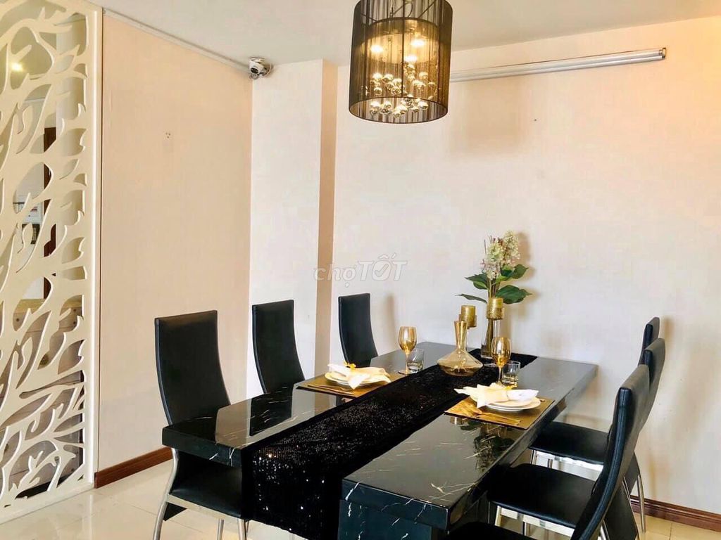 It's the owner who needs to rent-- 3 bedrooms 120 M2 floors high, full interior, 15 million.