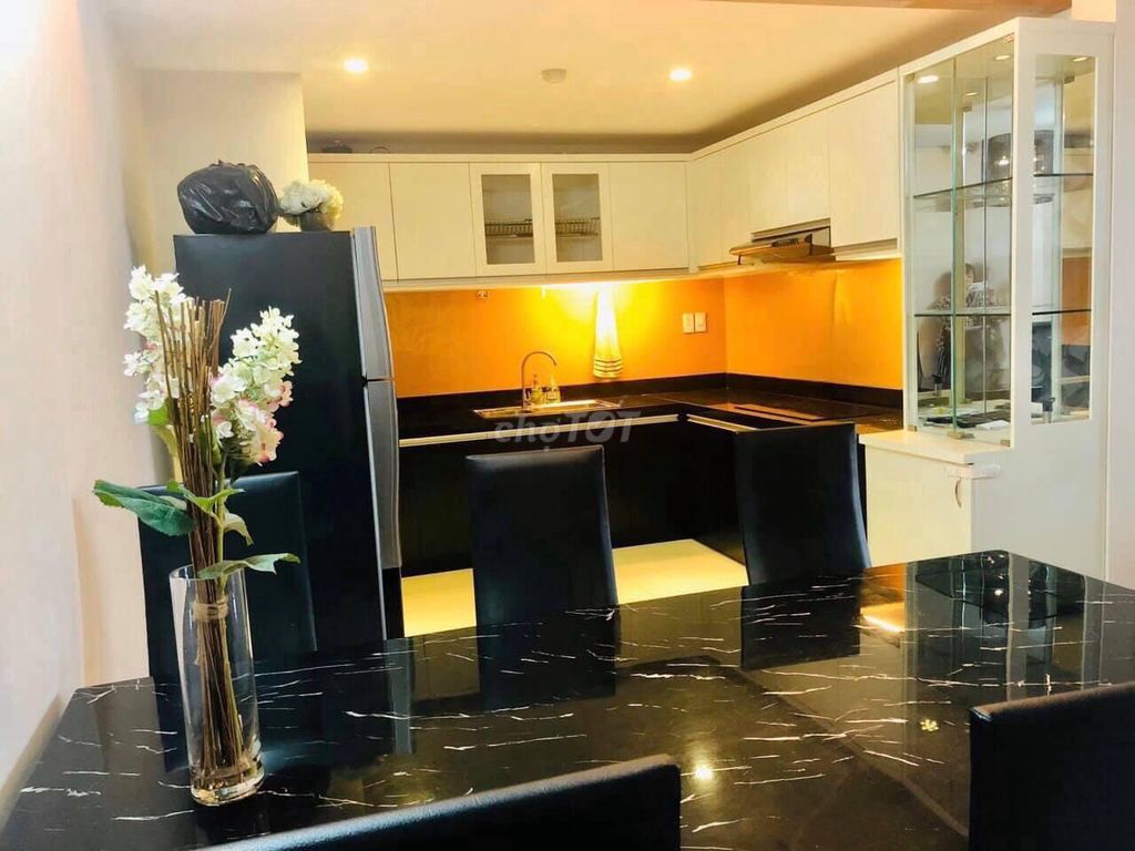 It's the owner who needs to rent-- 3 bedrooms 120 M2 floors high, full interior, 15 million.