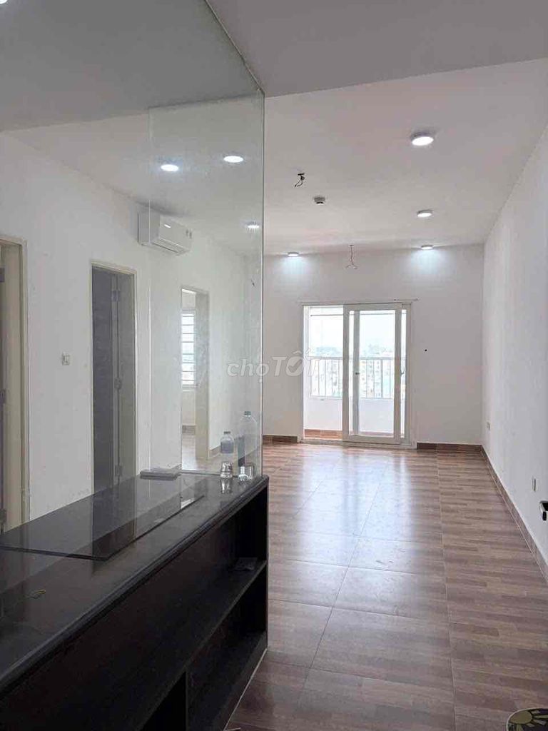 Tân Bình angle apartment - the basic interior airport view