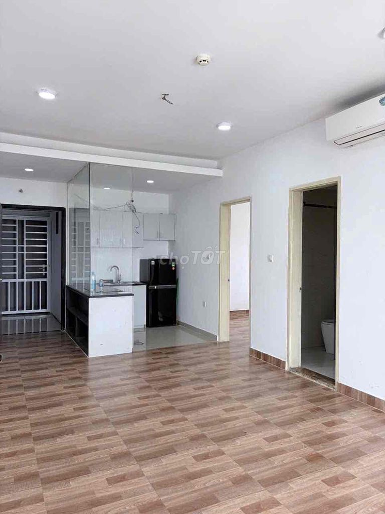 Tân Bình angle apartment - the basic interior airport view